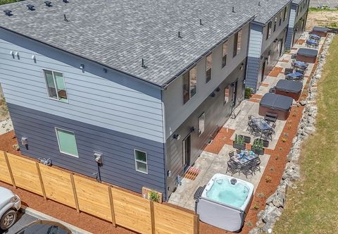 Others Stylish Living and Prime Harbor Access - Stunning Modern Retreat