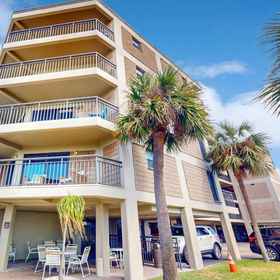 Hotel Exterior 1 Inviting gem on St. Pete Beach with AC & washer/dryer - snowbird-friendly, 皮内拉斯县 酒店
