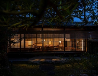 Lain-lain 2 Architecture and Gardens That Color Kyoto Offici