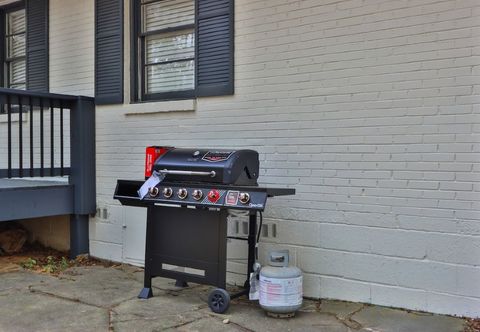 Others Private Backyard and Dual Kitchens - Sleek Spacious