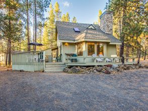 Others 4 Private Hot Tub and Cozy Gas Fireplace - Charming Cabin Retreat