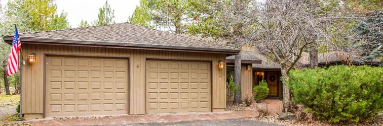 Others Private Hot Tub and Cozy Decor - Charming Sunriver Retreat
