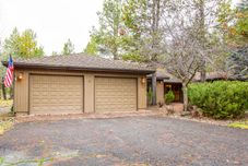 Others Private Hot Tub and Cozy Decor - Charming Sunriver Retreat