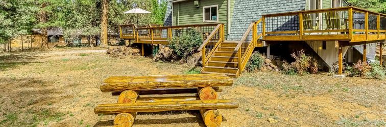Others Delightful cabin with lofted layout, hot tub, modern kitchen, WiFi & shared pool