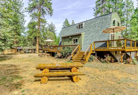 Others Delightful cabin with lofted layout, hot tub, modern kitchen, WiFi & shared pool