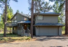 Others 2 Cozy Living Space and Private Hot Tub - Bright Inviting Haven