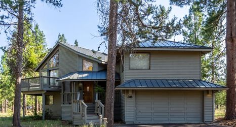 Others 2 Cozy Living Space and Private Hot Tub - Bright Inviting Haven