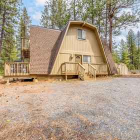 Hotel Exterior 1 Hot Tub and Cozy Outdoor Deck - Inviting Family Retreat, Deschutes County Hotels