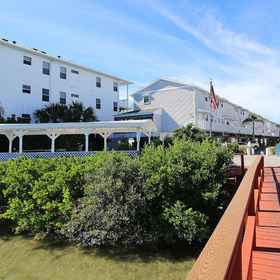 Hotel Interior/Public Areas1Quiet condo across from beach with Intracoastal-view pool, grill & fishing dock,太阳海岸海鸟保护区飯店