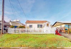 其他 2 Cozy family beach cottage with hot tub, deck, WiFi, surfboard - walk to bay