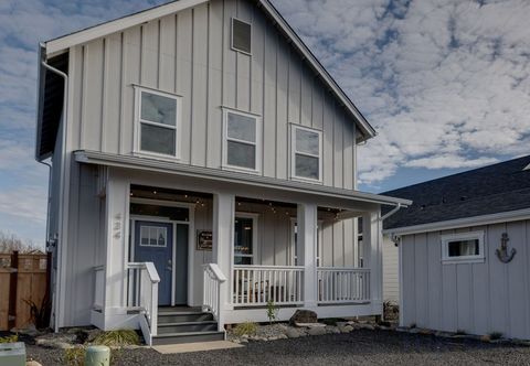 Others 064 Happiness Beach Cabin