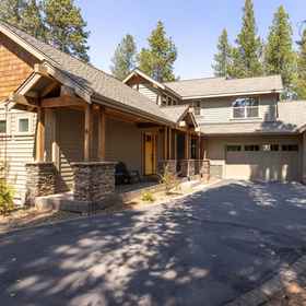 Hotel Exterior1Private Hot Tub and Gas Fireplace - Beautiful Family Retreat,德舒特斯县飯店