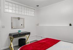 其他 7 Luxurious dog-friendly water-view home with private beach access & hot tub