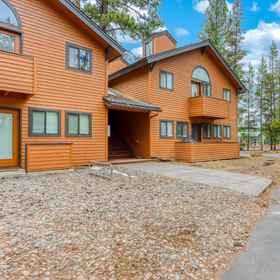 Logo1Powder Village G-1,德舒特斯县飯店