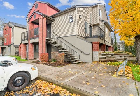 Others Community Pool and Full Kitchen Amenities - Modern & Inviting Retreat