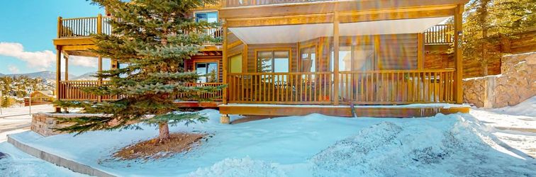 Others Mountain-view condo with deck, hot tub, gas fireplace, & W/D - quiet location