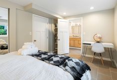 Others 7 Fireplace, Spacious Yard, Stylish Decor - Cozy Family Haven