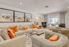 อื่นๆ 4 Wilton Manors designer delight with private pool, outdoor kitchen & Florida room