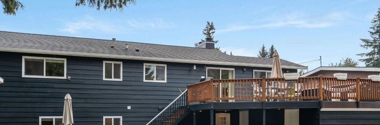 Others Fireplace, Spacious Yard, Stylish Decor - Cozy Family Haven