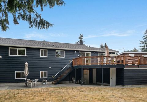 Others Fireplace, Spacious Yard, Stylish Decor - Cozy Family Haven