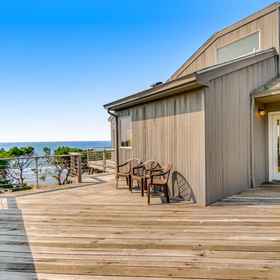 Hotel Exterior1Spacious oceanfront home with free WiFi, fireplace, and wrap-around deck,亚奎纳湾州立公园飯店