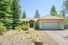 Others Private Hot Tub and Fireplace, Close to Park - Elegant and Spacious