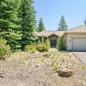 Hotel Exterior 1 Private Hot Tub and Fireplace, Close to Park - Elegant and Spacious, Deschutes County Hotels