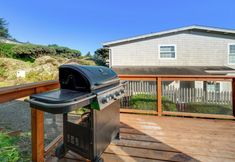 其他 7 3-story dog-friendly beachfront home with wood stove, gas grill, deck & views