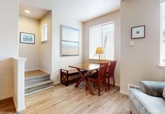 기타 6 Dog-friendly condo with river views, private W/D, full kitchen, & great location