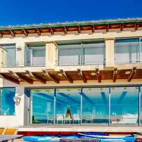 Hotel Exterior1Opulent oceanfront house in Mussel Shoals with rooftop deck & retractable walls,文图拉县飯店