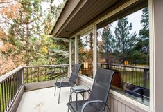 其他 5 Gourmet Kitchen and Scenic Deck with Hot Tub - Elegant Traditional Escape