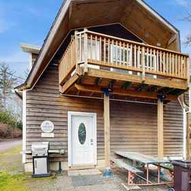 Hotel Exterior1Cozy cabin with fireplace & WiFi, fishing & boats welcome - dog friendly,Oceanside Ocean Front Cabins飯店