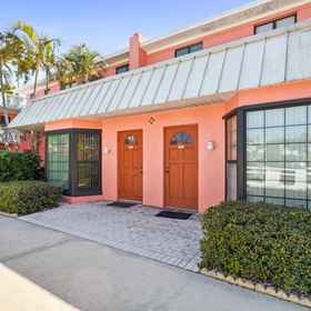 Hotel Exterior 1 Spacious Living and BBQ Grills - Gorgeous Ground Floor Retreat, ピネラス郡 ホテル