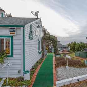 Hotel Exterior1Partial Ocean Views and Cozy Sitting Area - Charming Coastal Escape,林肯县公寓
