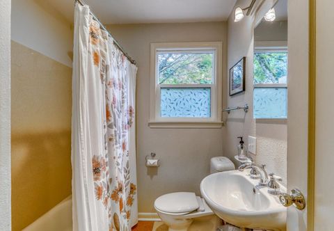 Others Husky Hideaway