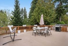 Lain-lain 4 Spacious Dining, Cozy Living, and Large Deck - Stylish Family Haven