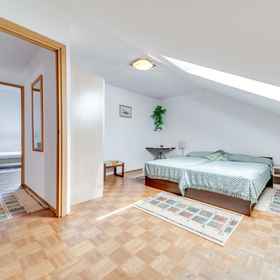 Logo 1 Królowej Jadwigi, Hotel Vanilla Aparthotel