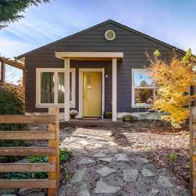 Hotel Exterior1Private Cottage with Full Kitchen and Yard - Charming Modern Retreat,布拉甘萨茶飯店