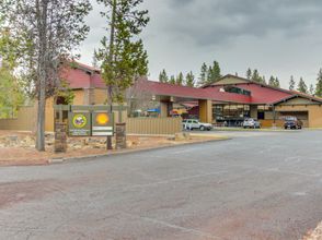 Others 4 Spacious Sunriver home with private hot tub & SHARC passes