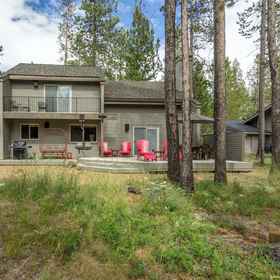 Hotel Exterior1Private Hot Tub and Outdoor Activities - Charming Sunriver Retreat,熔岩地游客中心飯店