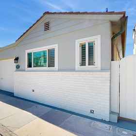 Hotel Exterior1Bright, attractive family house right on beach w/firepit, free WiFi, private W/D,Sleeping Tiger Coffees飯店