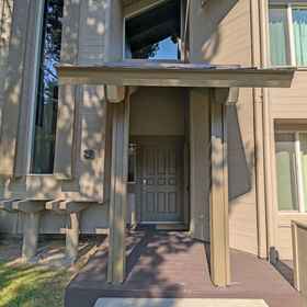 Hotel Exterior1Expansive Windows and Recreation Passes - Charming Retro Retreat,德舒特斯县公寓