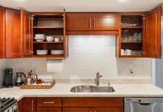 Others 6 Fireplace, Spacious Yard, Stylish Decor - Cozy Family Haven