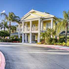 Hotel Exterior 1 Chung cư thoải mái với ban công, Wi-Fi nhanh, AC, W/D, hồ bơi, bồn tắm nước nóng & tennis, Khách sạn Quận Polk