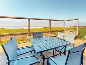 기타 4 Dog-friendly oceanfront beach home w/ private hot tub and stunning ocean views