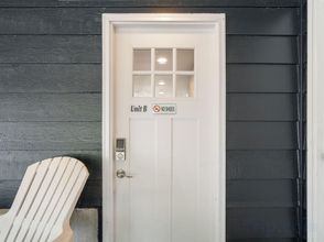 Others 4 Fireplace, Spacious Yard, Stylish Decor - Cozy Family Haven