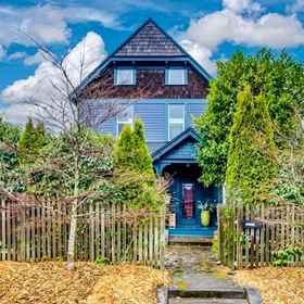 Logo1Charming Getaway with Spa-Like Amenities - Bright and Airy Retreat,贝灵厄姆铁路博物馆飯店