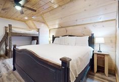 Others 2 Sparkling Getaway w/ Private Hot Tub - Near Dollywood