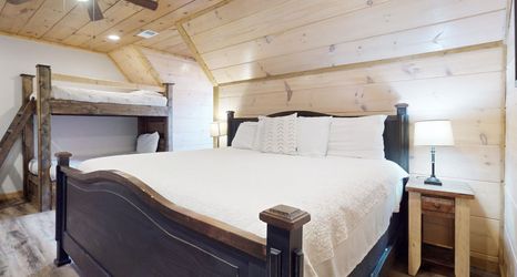 Others 2 Sparkling Getaway w/ Private Hot Tub - Near Dollywood