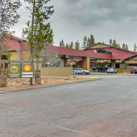 Hotel Exterior 1 Sleek, modern home with hot tub, gas fireplace, & AC - includes 12 SHARC passes, High Desert Museum Hotels